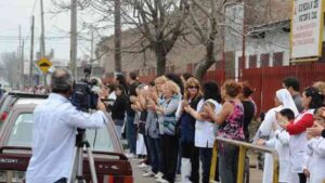 Lee más sobre el artículo La comunidad educativa de la escuela N° 15 realizó un abrazo solidario por los robos constantes