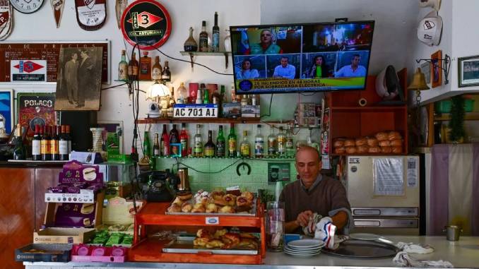 En este momento estás viendo Café La Escuela: ubicado en el cruce de Manuela Pedraza y Vidal es un clásico que resiste a la crisis