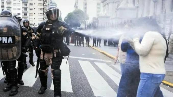 En este momento estás viendo La Jueza María Servini ordenó la libertad de 17 personas que habían sido detenidas por la represión en el Congreso