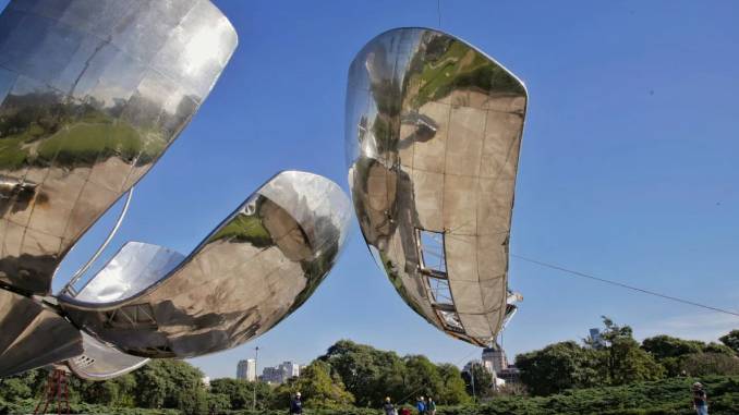 En este momento estás viendo Con dos grúas gigantes comenzaron a restaurar los pétalos de la Floralis Genérica