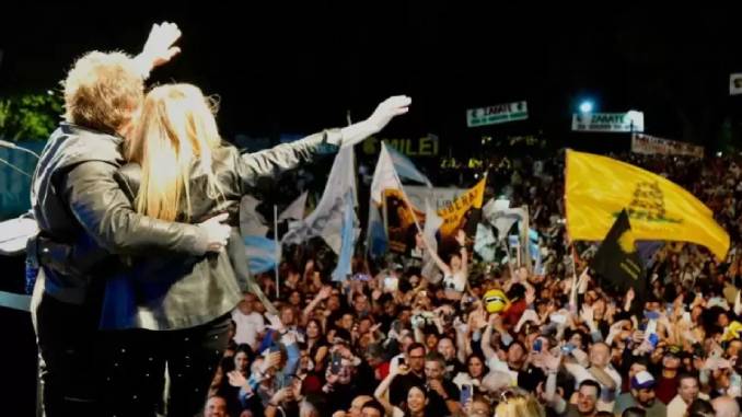 En este momento estás viendo Milei encabezó un acto por el lanzamiento del partido de La Libertad Avanza en Parque Lezama